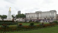 Britanci se opraštaju od kraljice Elizabete, masovno se okupljaju ispred Bakingemske palate