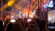YU grupa zajedno sa gostima na koncertu na stadionu "Tašmajdan" izvela pesmu "Odlazim"