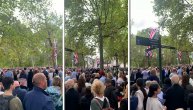 I dalje gužve na svakom koraku: Redovi za odavanje počasti kraljici nastavljaju se i tokom dana
