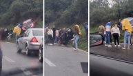 Teška nesreća kod Bubanj Potoka: Vozilo se isprevrtalo, prolaznici pomažu povređenima