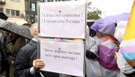 Učesnici Evroprajda nose i transparent: "Bolje šarena zastava nego crna mantija"