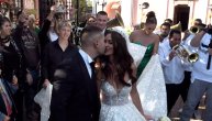 Mladenci izašli iz crkve: Bračni par Šijan praćen trubačima posle venčanja