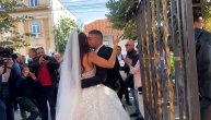 Mladenci Zoran Šijan i Bojana Rodić zaigrali zajedno ispred crkve u Surčinu