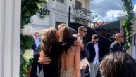 Veljko pribio Bogdanu uz sebe, pa je strasno poljubio dok su ispraćali mladence iz dvorišta