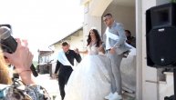 Evo ide nevesta, prelepa je zaista: Šijan "kupio" mladu. Bojana izgleda savršeno u venčanici