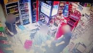 Lopovi uleteli sa kapuljačama i štanglama u prodavnicu: Nije im pomoglo, građani ih savladali