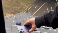 Pimplovao sa iphone 14 a onda je to pokušao kroz prozor: Bahata zabava na kraju rasplakala "junaka"