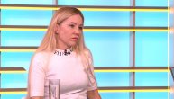 "Udarao je glavu moje ćerke o pločice, onesvestila se": Mama prebijene Sare plakala u emisiji uživo