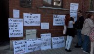 Poruke koje su protestanti ostavili ispred suda u Vršcu: Zapalićemo i ovaj grad ako se plašiš mraka