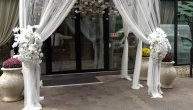 Buketi belih ruža na sve strane: Ovako je okićena sala u kojoj se udaje Vanja Mijatović