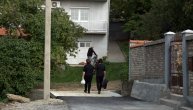 Bol i tuga u Vršcu: Majka ubijene devojčice jedva hoda ka kući