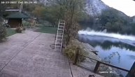 Trenutak užasa: Pogledajte momenat kada pada most sa ljudima u jezero u Ovčar Banji