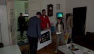 Pobednica osmog ciklusa "Brzinom do zvezda" Jelena Živković darivala školi televizor