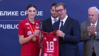 Tijana Bošković poklonila dres sa svojim brojem predsedniku Vučiću