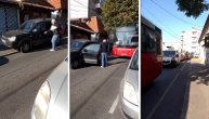 Čovek napravio haos bahatim parkiranjem u Beogradu: Četiri busa i jedan kamion čekaju da se pomeri