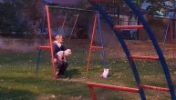 Deka sa psom u krilu se ljulja u parku u centru Beograda: Kad imaš ljubimca nikada nisi sam