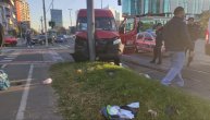 Žestok sudar mini busa i automobila na Novom Beogradu: Povređeni putnici sede u kolima hitne