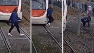 Zbog nepažnje je mogla da pogine: Slušala muziku i prelazila šine, pa je umalo nije ubio tramvaj