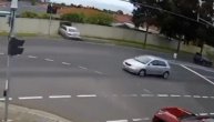 Neverovatno: Proleteo u punoj brzini kroz prometnu raskrsnicu da bi na kraju prošao kroz zid