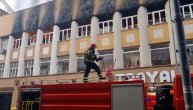 Ceo sprat u plamenu, crni dim kulja: Vatrogasci se bore sa požarom u robnoj kući, u Kruševcu