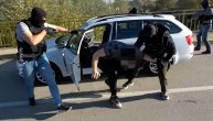 S uperenim pištoljima presreli dilere na putu: Iščupali ih iz auta i našli im 10kg marihuane
