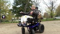 Mali Matija koji boluje od SMA dobio elektromotorna kolica da bi mogao da ide u školu