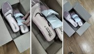 Očekivala je nove sandale koje je poručila preko interneta: A uz njih dobila i zmiju gratis