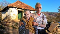 Baka Đurđa u zagrljaju sina Miroslava: Ima 113 godina, ljubav je uzvraćena, iako žive u bedi