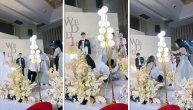Da nije ovo neki znak?! Mladoženja se okliznuo na oltaru i uleteo klizeći dvema deverušama