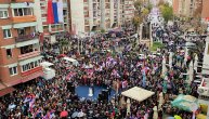 Održan veliki narodni skup u Kosovskoj Mitrovici: Na kraju svi pevali "Ovo je Srbija"