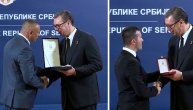 Skinuli su svoje uniforme i primili najviše ordenje: Vučić odlikovao policajce Ðurića i Filipovića