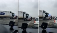 Saobraćajka kod Kaća: Sudarili se kamion i automobil, ima povređenih