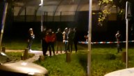 Policija i dalje vrši uviđaj i ispituje svedoke ispred balona za fudbal, gde je ranjen Dejan V. (47)