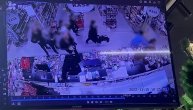 Evo šta je prethodilo napadu na devojku u kineskoj radnji: Bacila je ćebe, pa trpala stvari u kesu