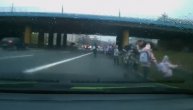Roditelji, imate li mozga?! Zajedno s decom trče po auto-putu, dok automobili jure