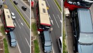 Autobus udario u parkirani automobil na trotoaru, oborena i žardinjera