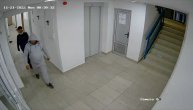 Da li su ova dvojica tipovali stan za pljačku ili su tražili nekoga? Policija istražuje u Novom Sadu