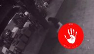 Stravičan snimak nasilja nad devojkom: Stariji muškarac krvnički bije tinejdžerku