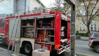 Izbio požar u dvorištu zgrade nedaleko od JDP-a: Vatrogasci smiruju vatru