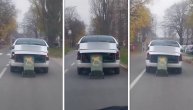 Nesvakidašnji prizor u Beočinu: Zakačio kontejner za auto, "vežba vožnju sa pomoćnim točkićima"