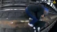 Muškarac pao na šine dok je voz nailazio, da nije bilo policajaca bilo bi kobno