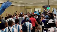 Metro samo što ne iskoči iz šina: Pogledajte šou navijača Argentine