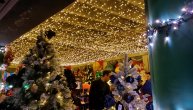 Otvorena radnja sa novogodišnjim ukrasima u centru Beograda: "Vukov Božićni kutak" zasijao večeras