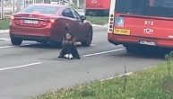 Snimak žene koja prosi nasred ulice podigao sve na noge: "Viđamo je kako sedi, puši i plače"