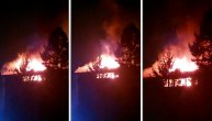 Požar zahvatio stari hotel u Rakovici, pretvorio se u buktinju