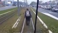 Neka čeka tramvaj: Čovek na Novom Beogradu šeta lagano šinama dok vozač konstantno trubi