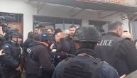 Dramatični snimci iz Velike Hoče: Građani stali ispred specijalaca ROSU, brane porodicu Petrović