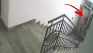 Sramota u Novoj Pazovi: Devojka vršljala po zgradi, pa pri izlasku ukrala kolica šestomesečnoj bebi