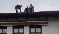 Drama u Velikoj Hoči: Sin Srđana Petrovića preti da će da skoči sa krova, specijalci opkolili kuću