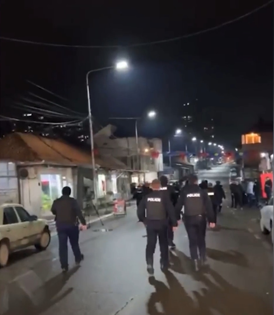 Severna Mitrovica: Kurtijevi Policajci Do Zuba Naoružani Idu Peške U ...